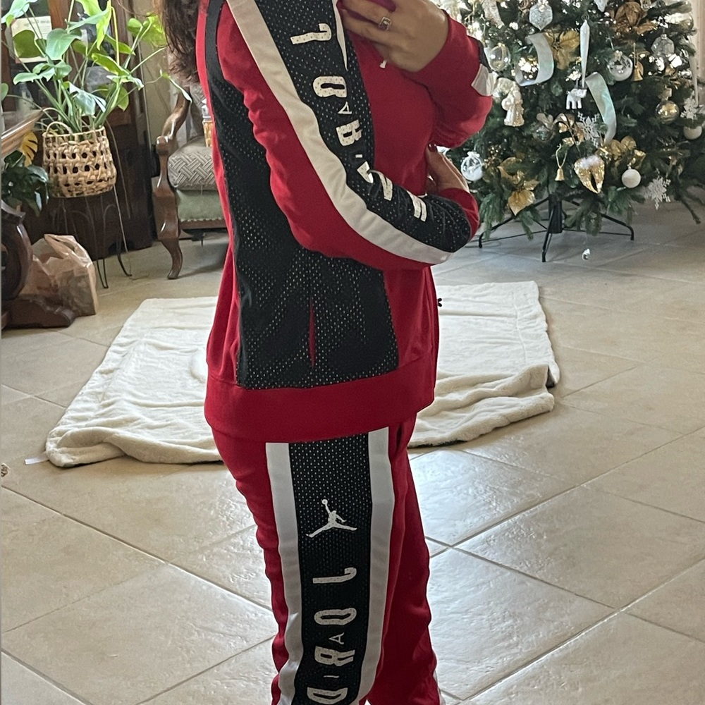 Jordan tracksuit youth size large (usually a xsmall in woman).